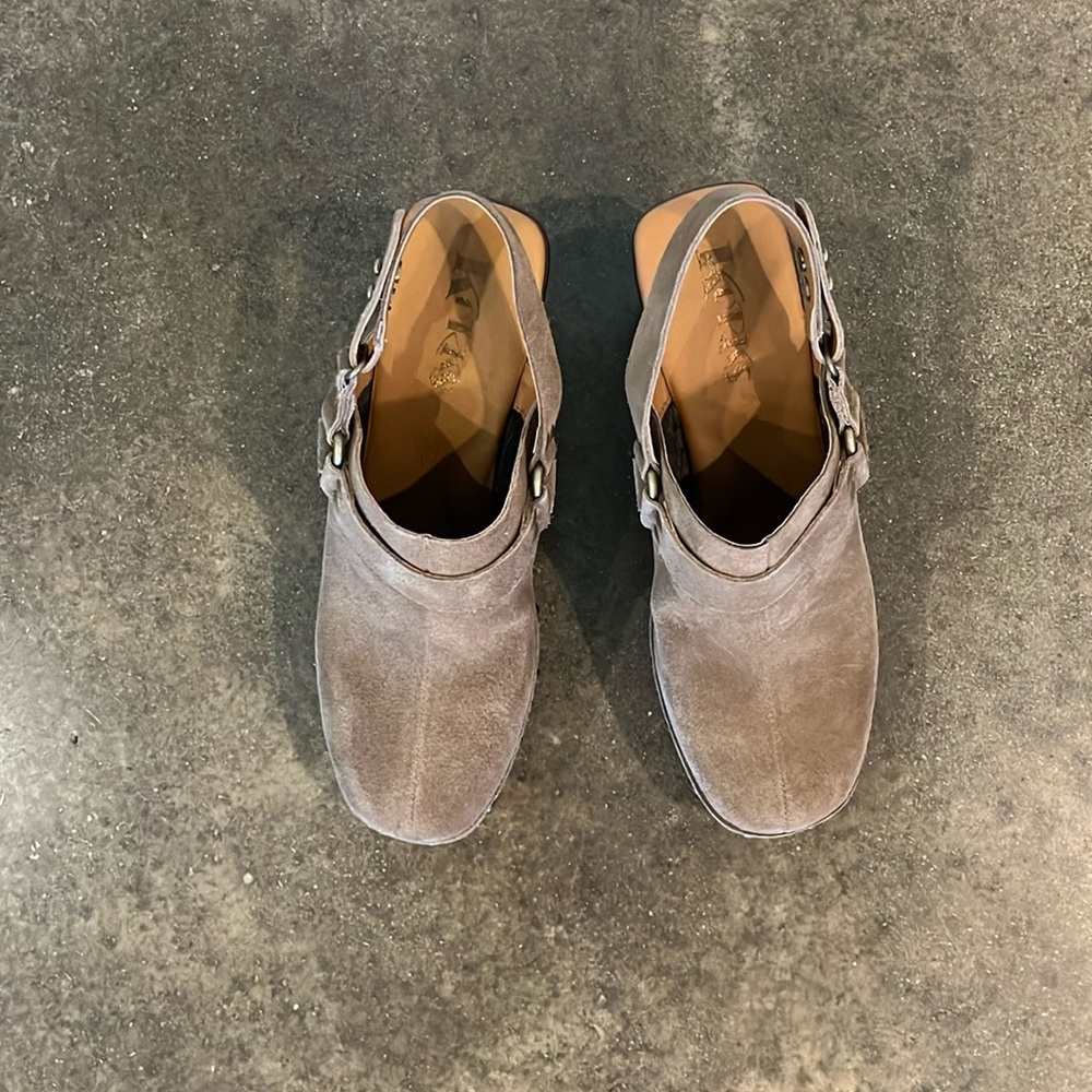 Very fun heeled closed toe shoe in taupe suede. Size 8.